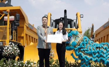 Tu Anh Hoang, Managing Director of PT TotalEnergies Marketing Indonesia and Levi Lin, President Director of PT LiuGong Machinery Indonesia to celebrate the partnership