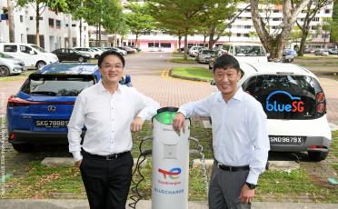 Ting Wee LIANG, President, TotalEnergies Asia Pacific & Middle East – Marketing & Services with Arthur Chua, CEO of Goldbell Group at one of the dual EV charging points for BlueSG and EV passenger cars, located at HDB public carpark.