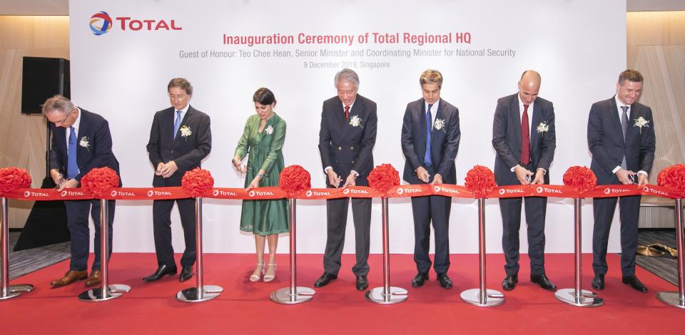 The inauguration ceremony was officiated by (from right to left) Benoit Roulon, Managing
Director, Total Trading Asia; Christian Cabrol, President & CEO, Total Oil Asia Pacific / Country Chair Singapore;
His Excellency, Marc Abensour, Ambassador of France to Singapore; Guest-of-Honour Teo Chee Hean, Senior
Minister and Coordinating Minister for National Security, Singapore and International Advisory Committee of Total;
Namita Shah, President, People & Social Responsibility, and a Member of Executive Committee of Total; Javier
Rielo, Senior Vice President, Total Exploration & Production Asia Pacific; Nicolas Poulteney, General Manager,
Total Gas & Power Asia.

